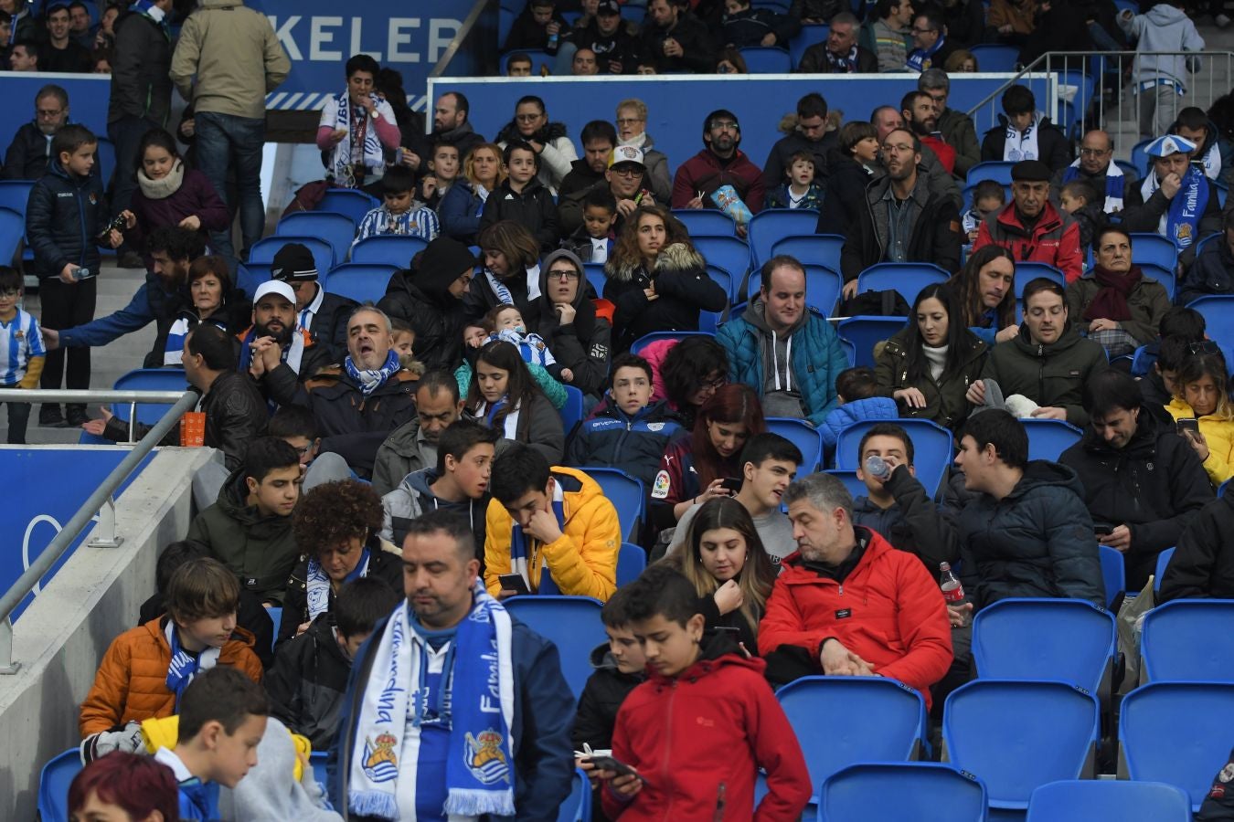 Seguidores de la Real Sociedad y Eibar han desafiado al mal tiempo y han teñido con sus colores la Parte Vieja donostiarra 
