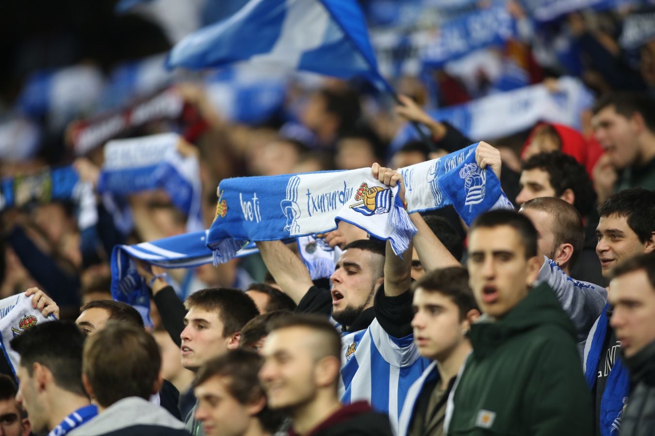 Seguidores de la Real Sociedad y Eibar han desafiado al mal tiempo y han teñido con sus colores la Parte Vieja donostiarra 
