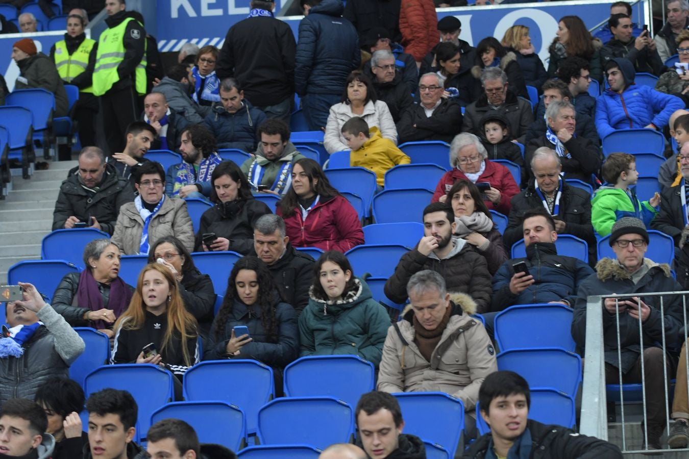 Seguidores de la Real Sociedad y Eibar han desafiado al mal tiempo y han teñido con sus colores la Parte Vieja donostiarra 