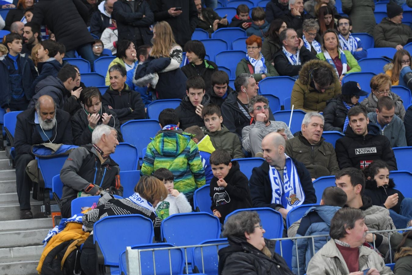 Seguidores de la Real Sociedad y Eibar han desafiado al mal tiempo y han teñido con sus colores la Parte Vieja donostiarra 