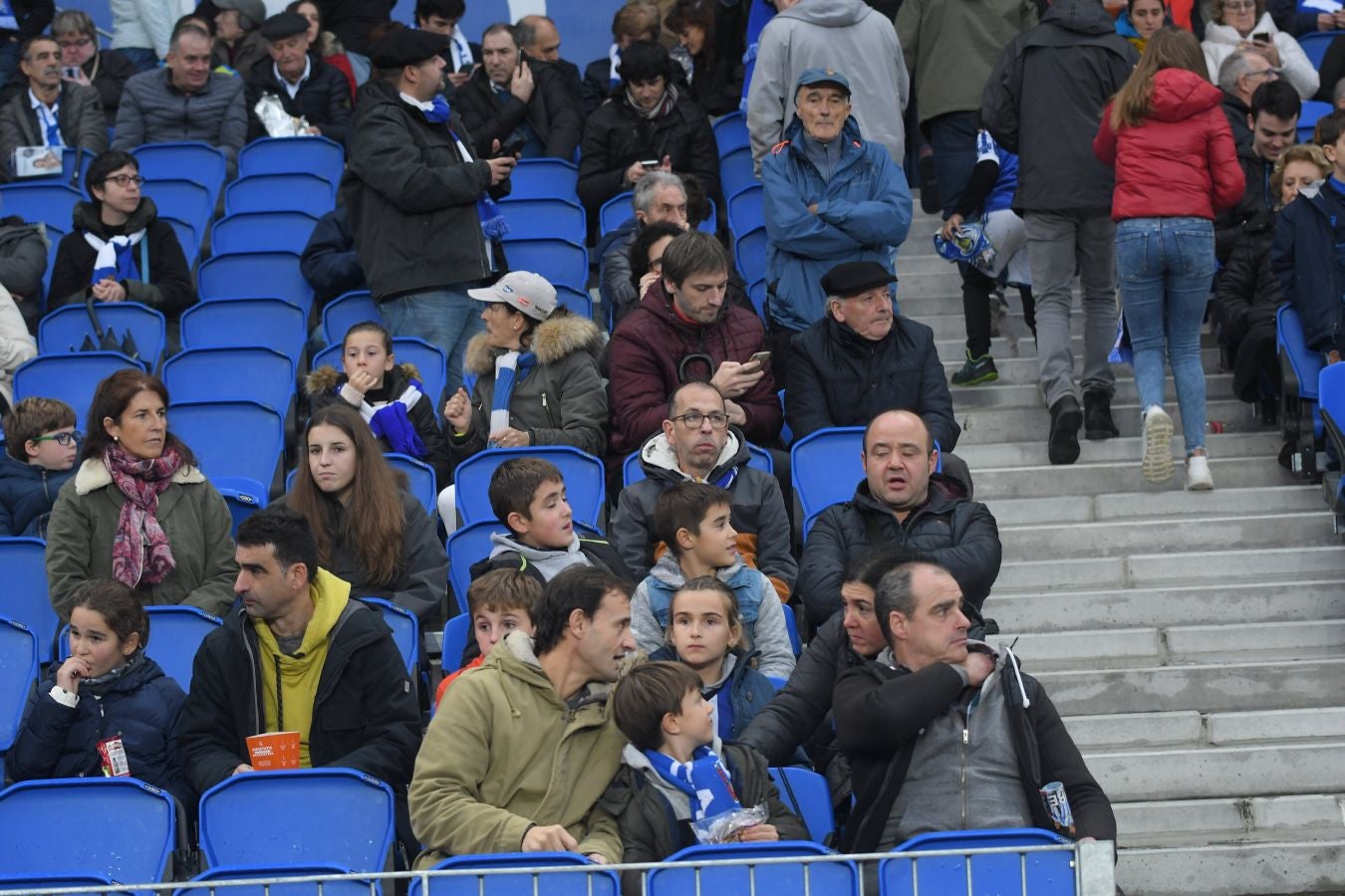 Seguidores de la Real Sociedad y Eibar han desafiado al mal tiempo y han teñido con sus colores la Parte Vieja donostiarra 