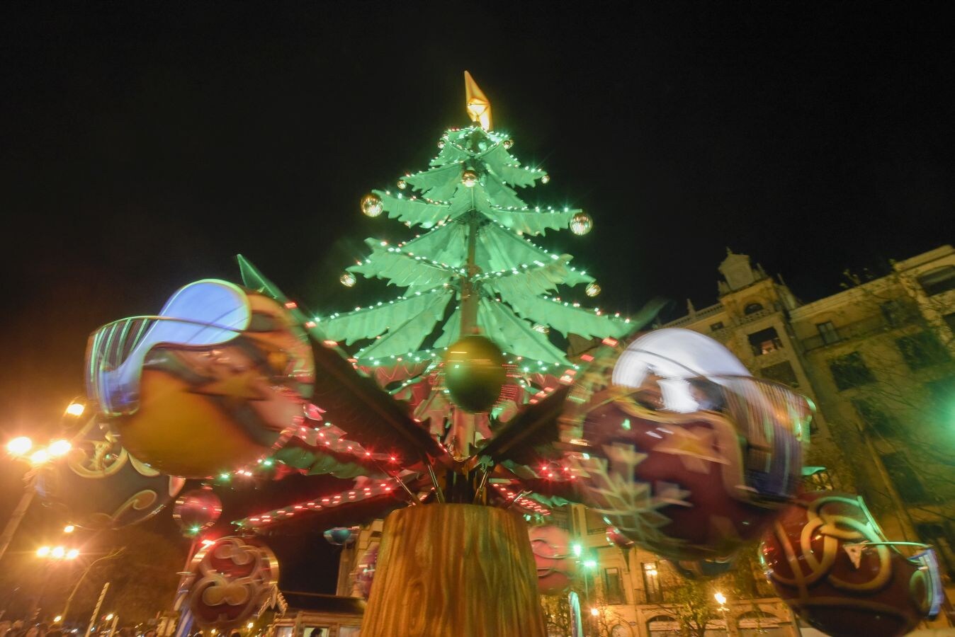 Las luces de Navidad iluminan Donostia. Por toda la ciudada hay 75 calles con más de 730 elementos, de ellos un 90% de diseños nuevos. Además, en Alderdi Eder se ha instalado un planetario de luz y sonido, una bola de diez metros de altura en la calle Easo, los árboles del Buen Pastor y el palacio de Miramar y el Mercado de Navidad. Todo ellos contribuyen a dar brillo a la ciudad.