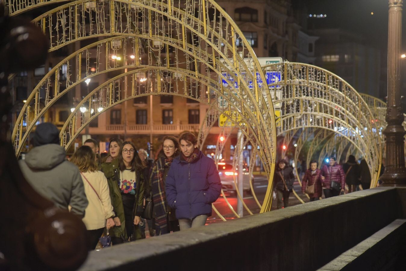 Las luces de Navidad iluminan Donostia. Por toda la ciudada hay 75 calles con más de 730 elementos, de ellos un 90% de diseños nuevos. Además, en Alderdi Eder se ha instalado un planetario de luz y sonido, una bola de diez metros de altura en la calle Easo, los árboles del Buen Pastor y el palacio de Miramar y el Mercado de Navidad. Todo ellos contribuyen a dar brillo a la ciudad.