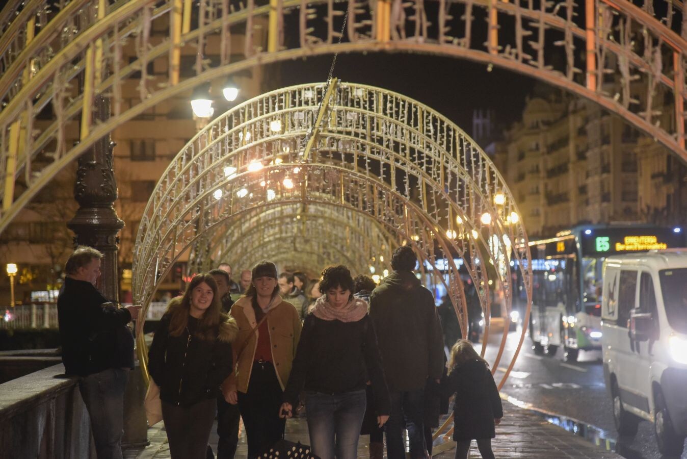 Las luces de Navidad iluminan Donostia. Por toda la ciudada hay 75 calles con más de 730 elementos, de ellos un 90% de diseños nuevos. Además, en Alderdi Eder se ha instalado un planetario de luz y sonido, una bola de diez metros de altura en la calle Easo, los árboles del Buen Pastor y el palacio de Miramar y el Mercado de Navidad. Todo ellos contribuyen a dar brillo a la ciudad.