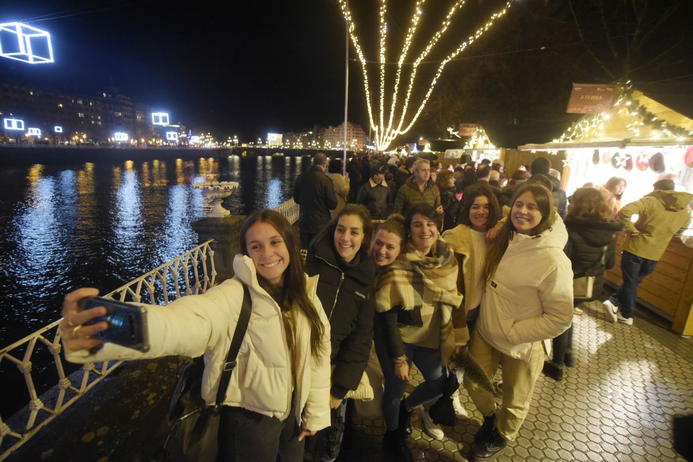 Las luces de Navidad iluminan Donostia. Por toda la ciudada hay 75 calles con más de 730 elementos, de ellos un 90% de diseños nuevos. Además, en Alderdi Eder se ha instalado un planetario de luz y sonido, una bola de diez metros de altura en la calle Easo, los árboles del Buen Pastor y el palacio de Miramar y el Mercado de Navidad. Todo ellos contribuyen a dar brillo a la ciudad.