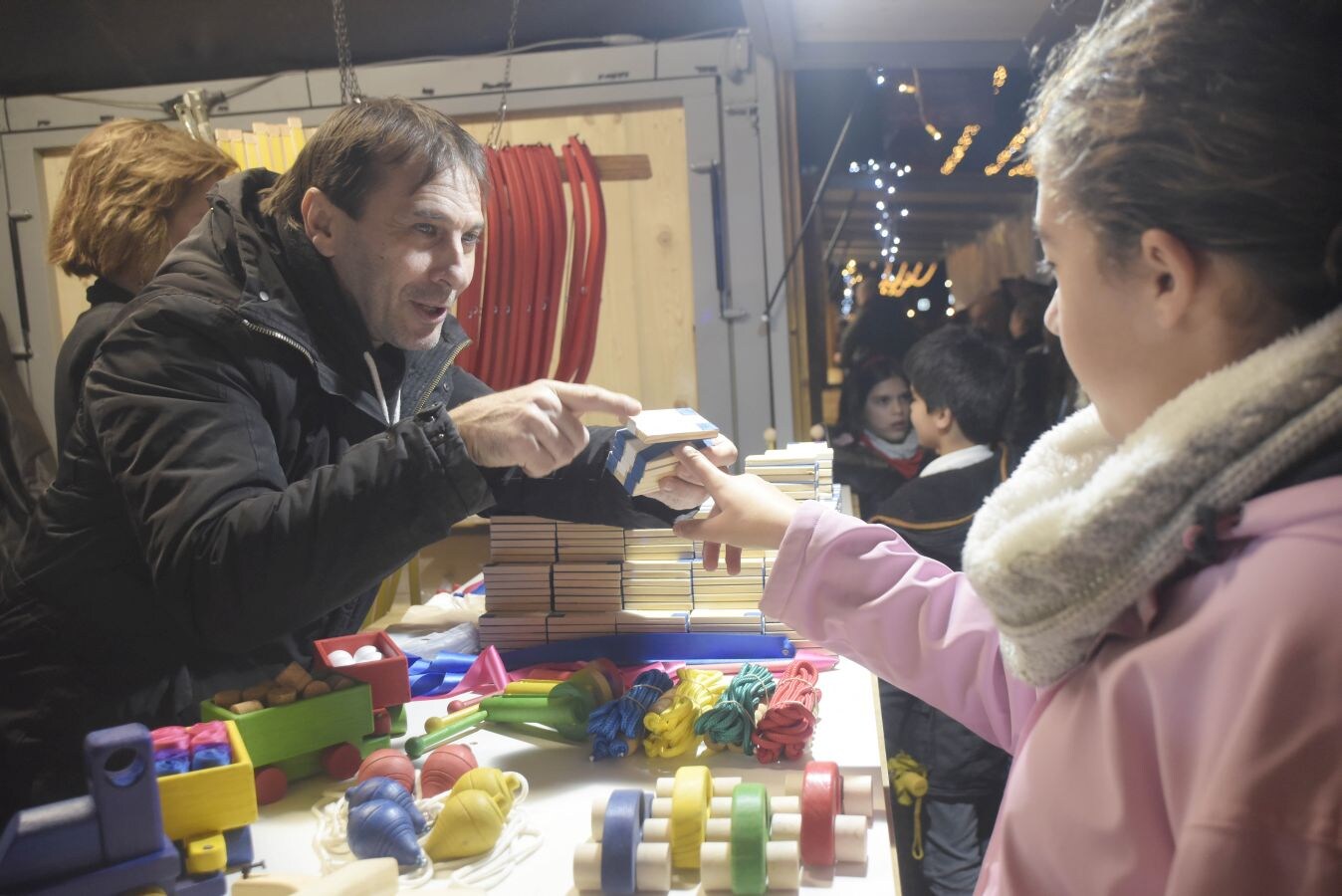 Las luces de Navidad iluminan Donostia. Por toda la ciudada hay 75 calles con más de 730 elementos, de ellos un 90% de diseños nuevos. Además, en Alderdi Eder se ha instalado un planetario de luz y sonido, una bola de diez metros de altura en la calle Easo, los árboles del Buen Pastor y el palacio de Miramar y el Mercado de Navidad. Todo ellos contribuyen a dar brillo a la ciudad.