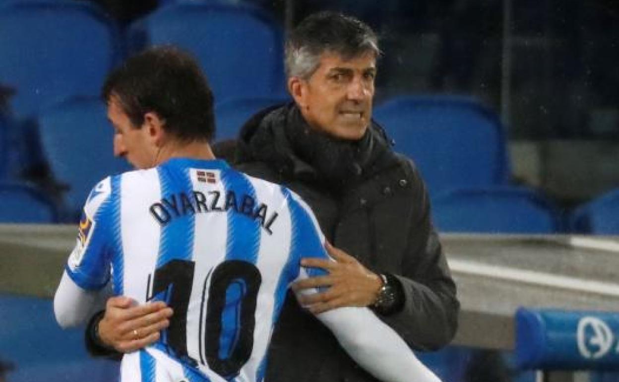 Imanol abraza a Oyarzabal tras ser sustituido en la segunda mitad