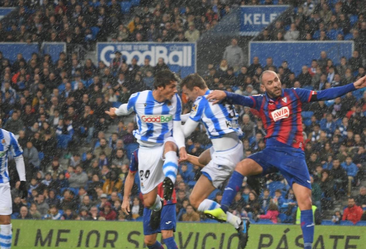 Le Normand cabecea a las redes el centro de Odegaard sin que pueda llegar Ramis.