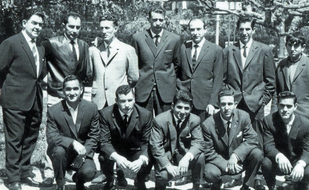 Selección de pasteleros para el recuerdo. El 13 de junio, día de San Antonio, el gremio de pasteleros festejaba su patrón y se reunían para celebrarlo. En esta vieja fotografía se encuentran de izquierda. a derecha, de pie: 1. Donato Gasco (La Golosina); 2. Jaime (Past. Mary); 3. Sebastián Merino (Izar); 4. Rodolfo Pina (La Rosa de Oro); 5. Ángel Martín (Izar); 6. Manuel Cebas (Garibay Tea Room); 7. José Antonio «Portu» (La Golosina). Agachados: 8 y 9. Joaquín Ramos y ¿? (La Golosina); 10. Txepetxa (Ayestaran y la Rosa de Oro); 11 y 12. Juan Miguel Corchete y Sergio (La Golosina).