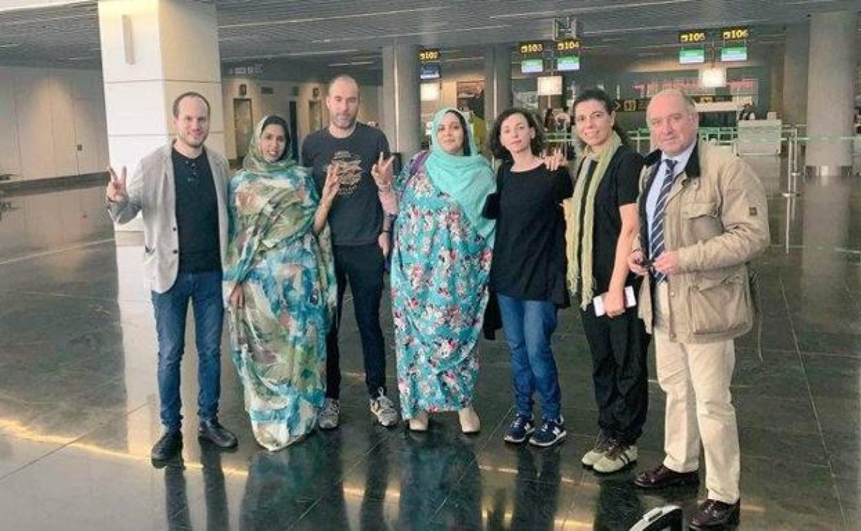 Imagen tomada en el aeropuerto del 'Intergrupo Paz y Libertad para el Pueblo Saharaui'