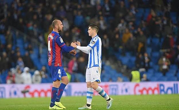 La Real escapó de la presión del Eibar gracias a la actuación de Zubeldia, pese a que fallara en el gol en contra