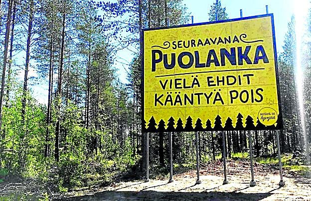 Un enorme cartel a la entrada del pueblo advierte al visitante de que está entrando en Puolanka y está a tiempo de darse la vuelta. 