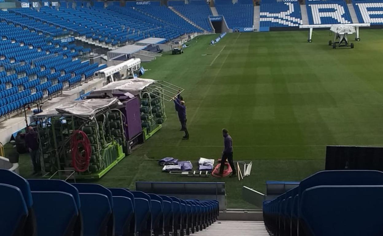 La maquinaria trabaja sobre lel césped de Anoeta. 