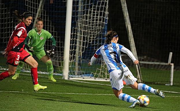 Nahikari García en una jugada en Zubieta frente al Rayo.
