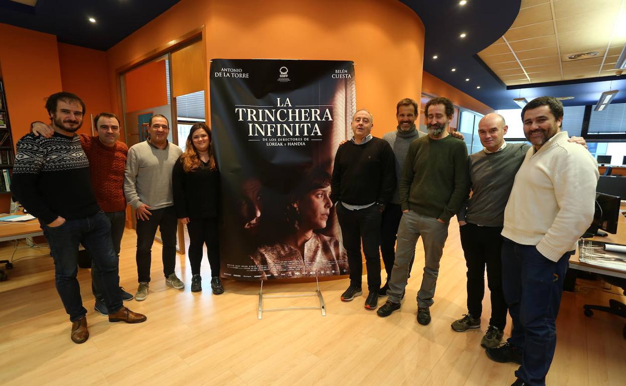El equipo de la 'La trinchera infinita' posa, sonriente, tras conocer las nominaciones a los Goya. 