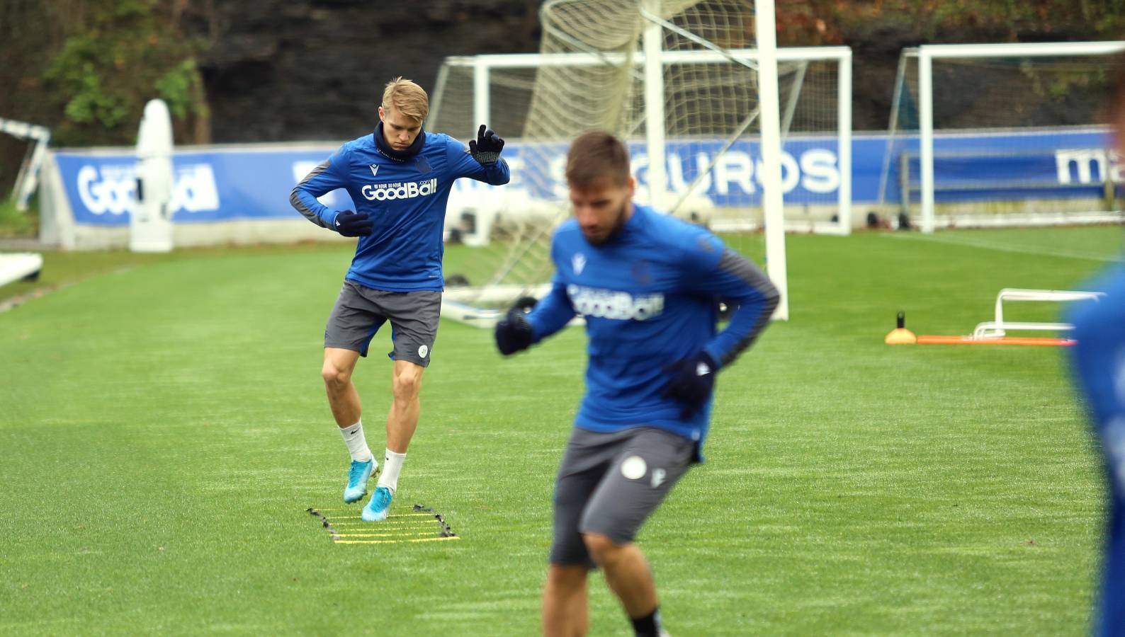 El atacante txuri-urdin no se ha podido entrenar junto al resto de sus compañeros. Illarramendi ha realizado ejercicios sobre el terreno de juego. 