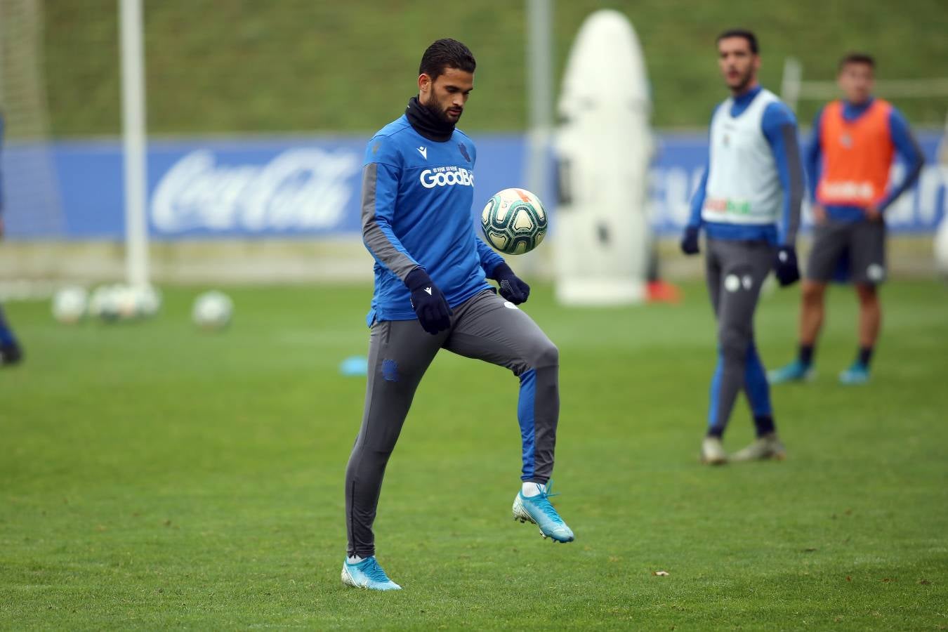 El atacante txuri-urdin no se ha podido entrenar junto al resto de sus compañeros. Illarramendi ha realizado ejercicios sobre el terreno de juego. 