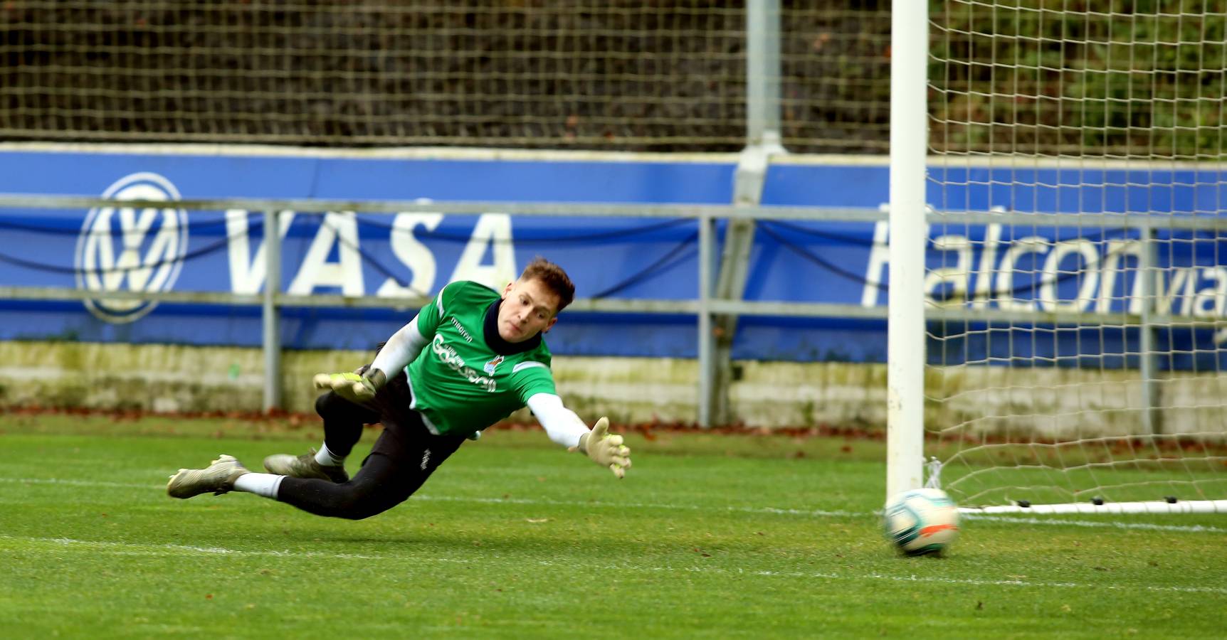 El atacante txuri-urdin no se ha podido entrenar junto al resto de sus compañeros. Illarramendi ha realizado ejercicios sobre el terreno de juego. 