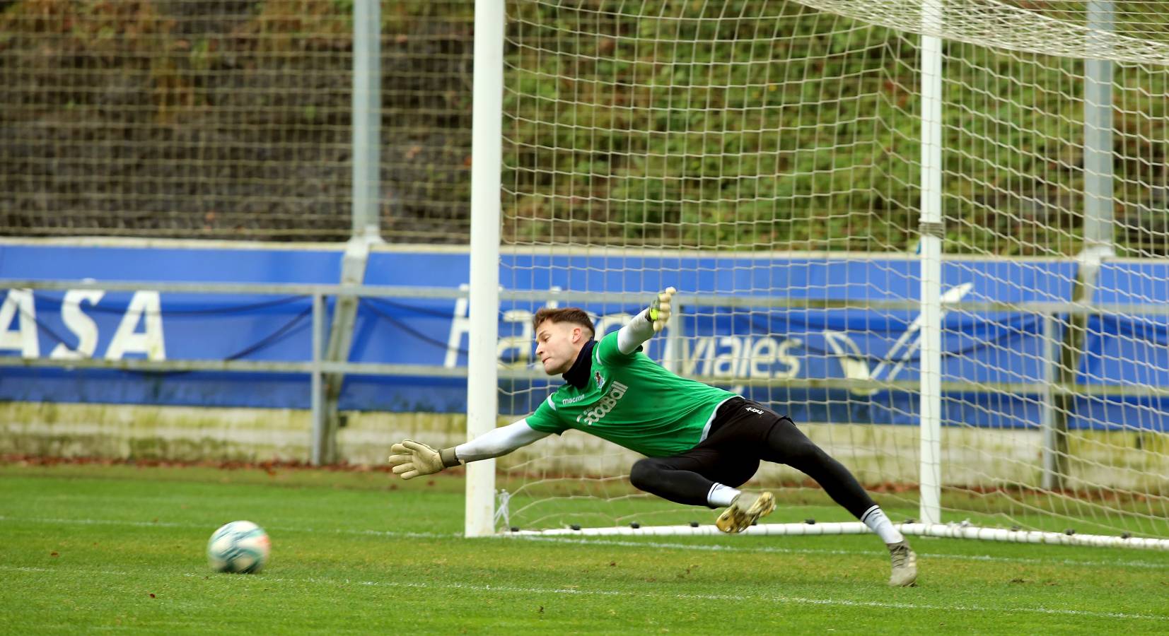 El atacante txuri-urdin no se ha podido entrenar junto al resto de sus compañeros. Illarramendi ha realizado ejercicios sobre el terreno de juego. 