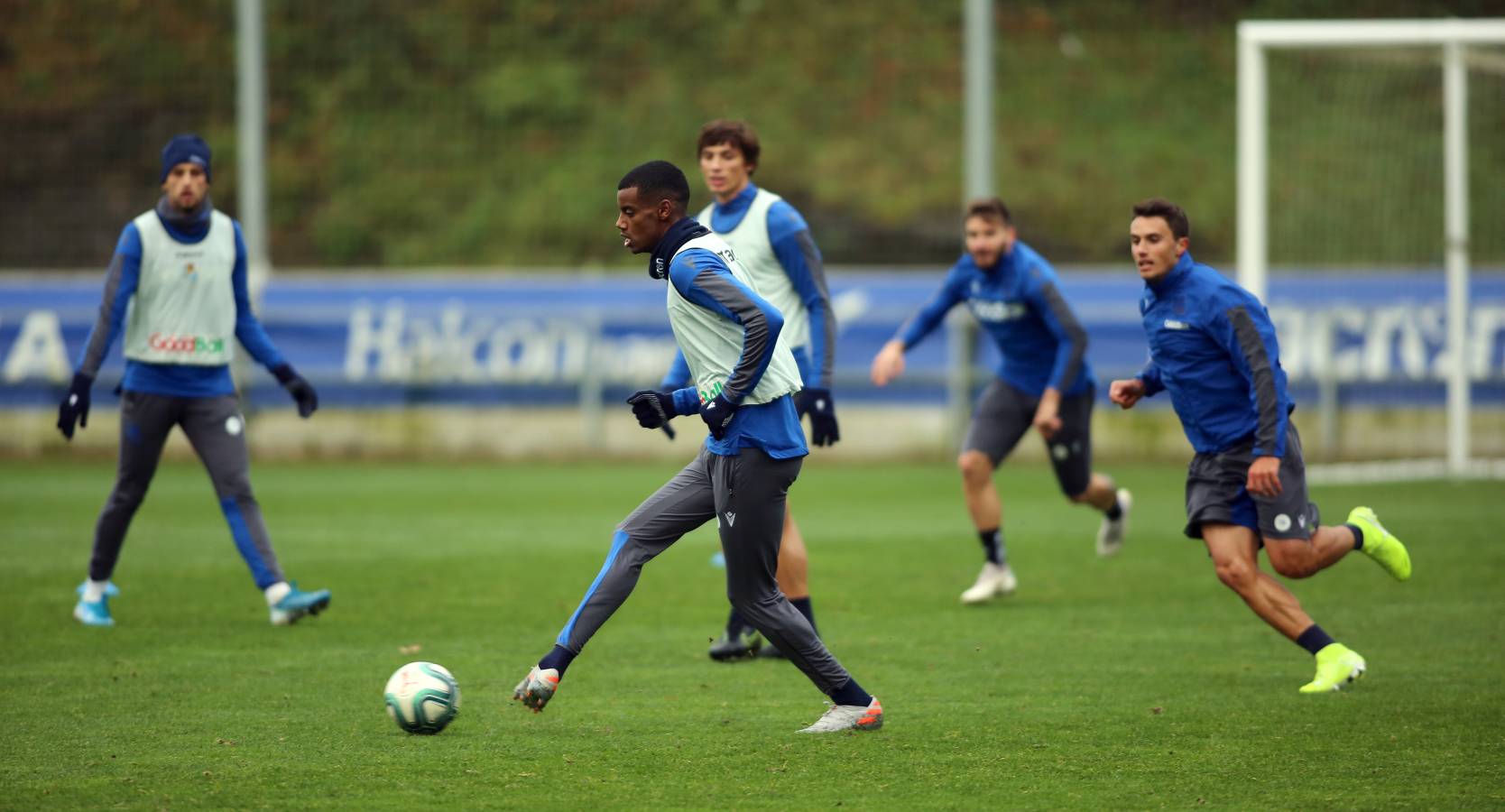 El atacante txuri-urdin no se ha podido entrenar junto al resto de sus compañeros. Illarramendi ha realizado ejercicios sobre el terreno de juego. 