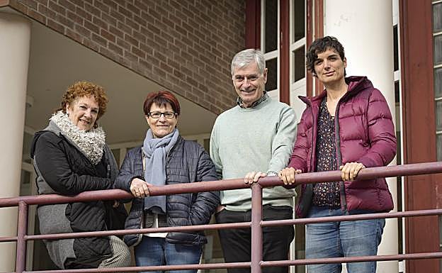 Marian Bidegain, Maite Lardizabal, Alberto Nadal y Meritxell Plensa, en el barnetegi Maizpide de Lazkao.
