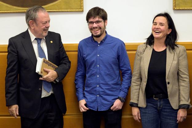 El consejero Azpiazu bromea con Lander Martínez y Cristina Macazaga, de Elkarrekin Podemos, antes de su última reunión.