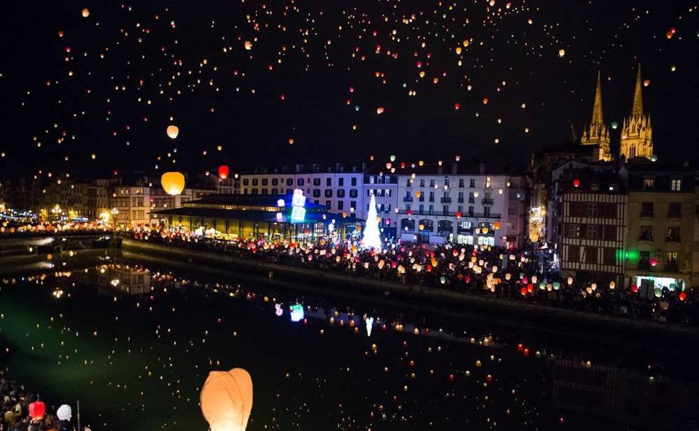 Los farolillos iluminan el cielo de Baiona. 