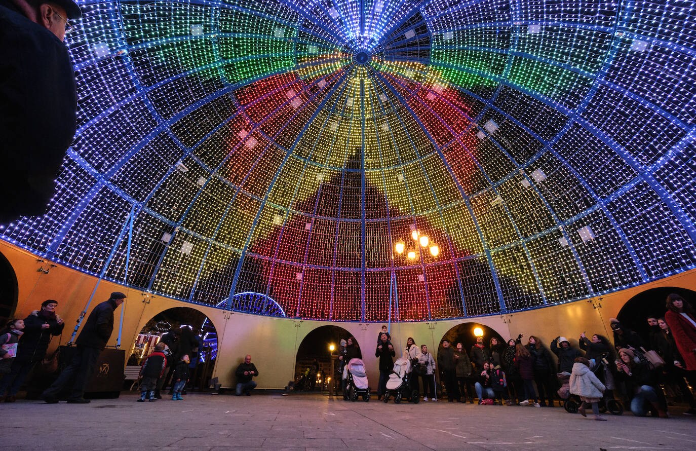 Las luces de Navidad iluminan Donostia. Por toda la ciudada hay 75 calles con más de 730 elementos, de ellos un 90% de diseños nuevos. Además, en Alderdi Eder se ha instalado un planetario de luz y sonido, una bola de diez metros de altura en la calle Easo, los árboles del Buen Pastor y el palacio de Miramar y el Mercado de Navidad. Todo ellos contribuyen a dar brillo a la ciudad.