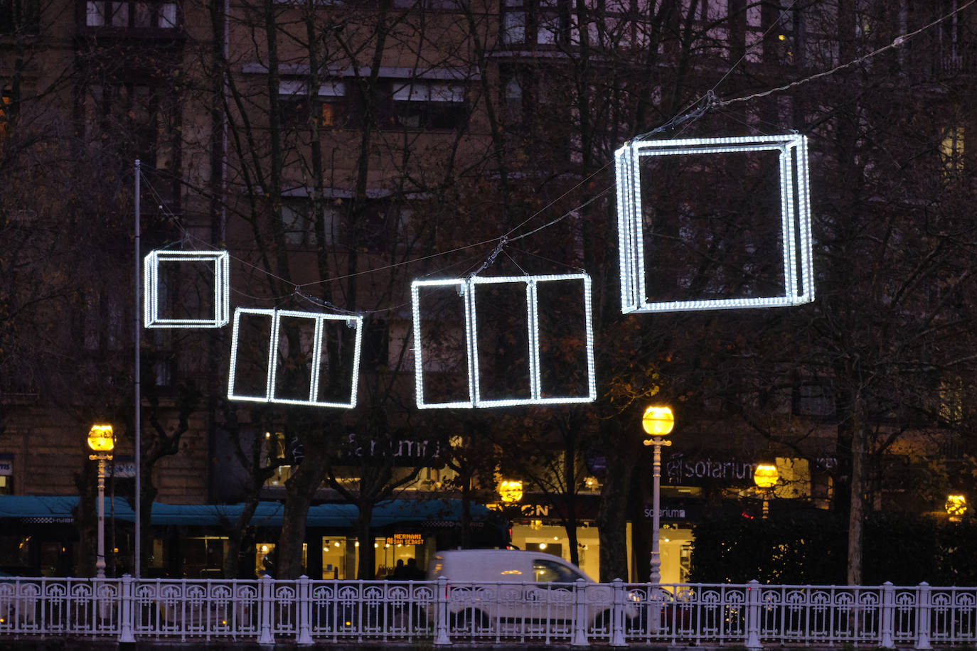 Las luces de Navidad iluminan Donostia. Por toda la ciudada hay 75 calles con más de 730 elementos, de ellos un 90% de diseños nuevos. Además, en Alderdi Eder se ha instalado un planetario de luz y sonido, una bola de diez metros de altura en la calle Easo, los árboles del Buen Pastor y el palacio de Miramar y el Mercado de Navidad. Todo ellos contribuyen a dar brillo a la ciudad.