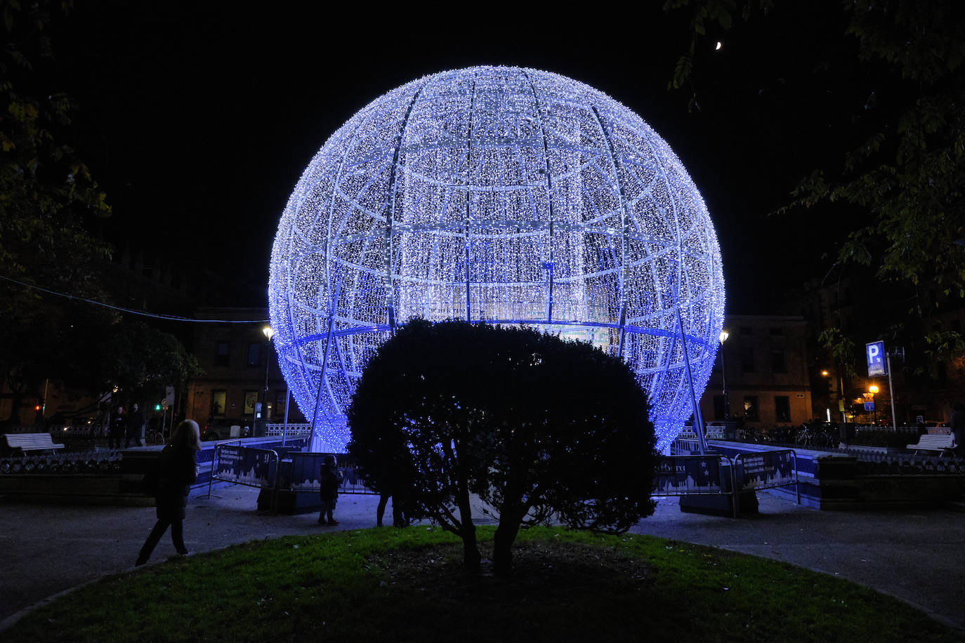 Las luces de Navidad iluminan Donostia. Por toda la ciudada hay 75 calles con más de 730 elementos, de ellos un 90% de diseños nuevos. Además, en Alderdi Eder se ha instalado un planetario de luz y sonido, una bola de diez metros de altura en la calle Easo, los árboles del Buen Pastor y el palacio de Miramar y el Mercado de Navidad. Todo ellos contribuyen a dar brillo a la ciudad.