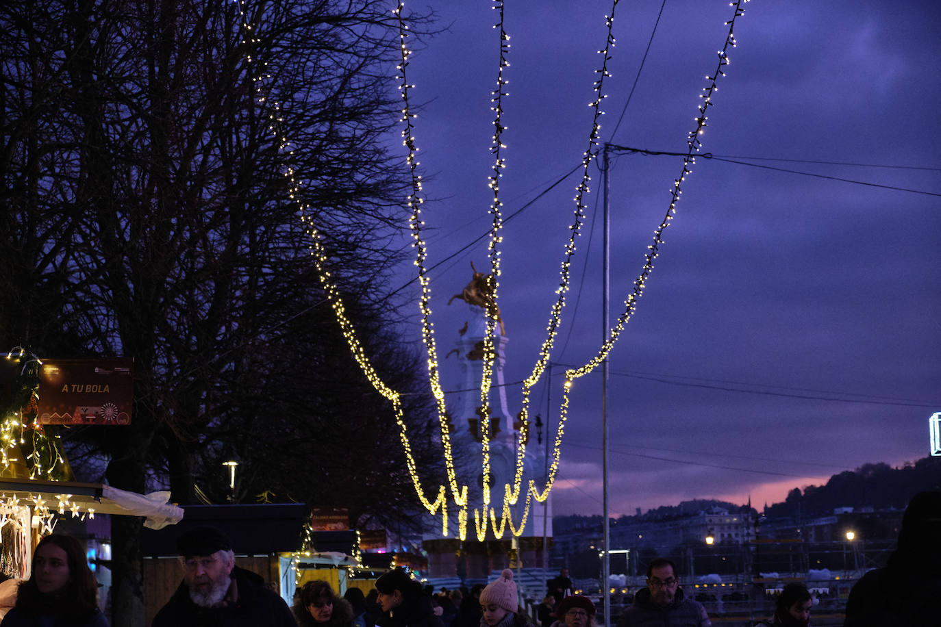 Las luces de Navidad iluminan Donostia. Por toda la ciudada hay 75 calles con más de 730 elementos, de ellos un 90% de diseños nuevos. Además, en Alderdi Eder se ha instalado un planetario de luz y sonido, una bola de diez metros de altura en la calle Easo, los árboles del Buen Pastor y el palacio de Miramar y el Mercado de Navidad. Todo ellos contribuyen a dar brillo a la ciudad.