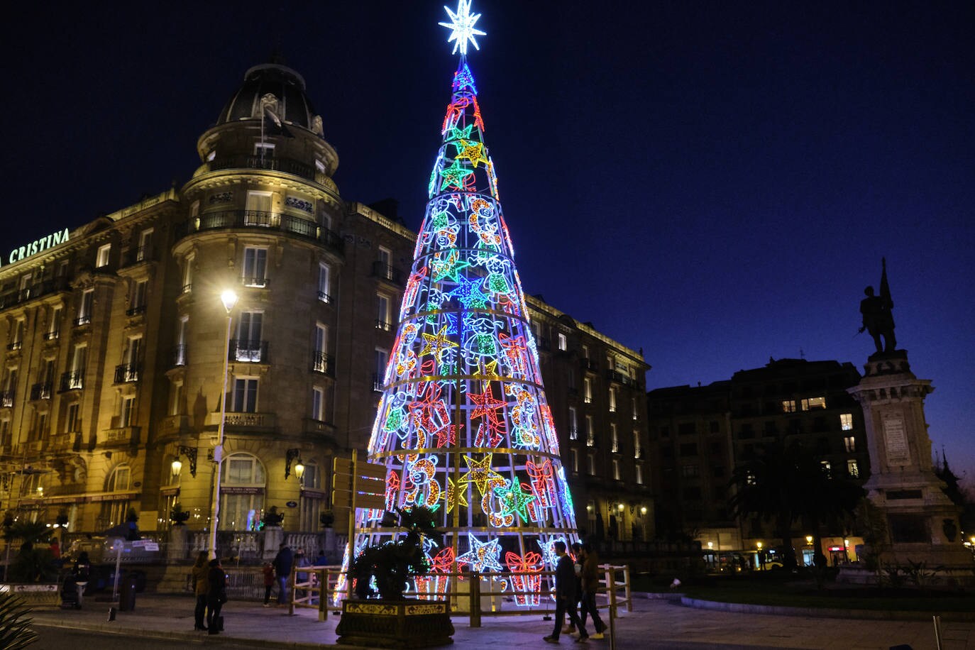 Las luces de Navidad iluminan Donostia. Por toda la ciudada hay 75 calles con más de 730 elementos, de ellos un 90% de diseños nuevos. Además, en Alderdi Eder se ha instalado un planetario de luz y sonido, una bola de diez metros de altura en la calle Easo, los árboles del Buen Pastor y el palacio de Miramar y el Mercado de Navidad. Todo ellos contribuyen a dar brillo a la ciudad.