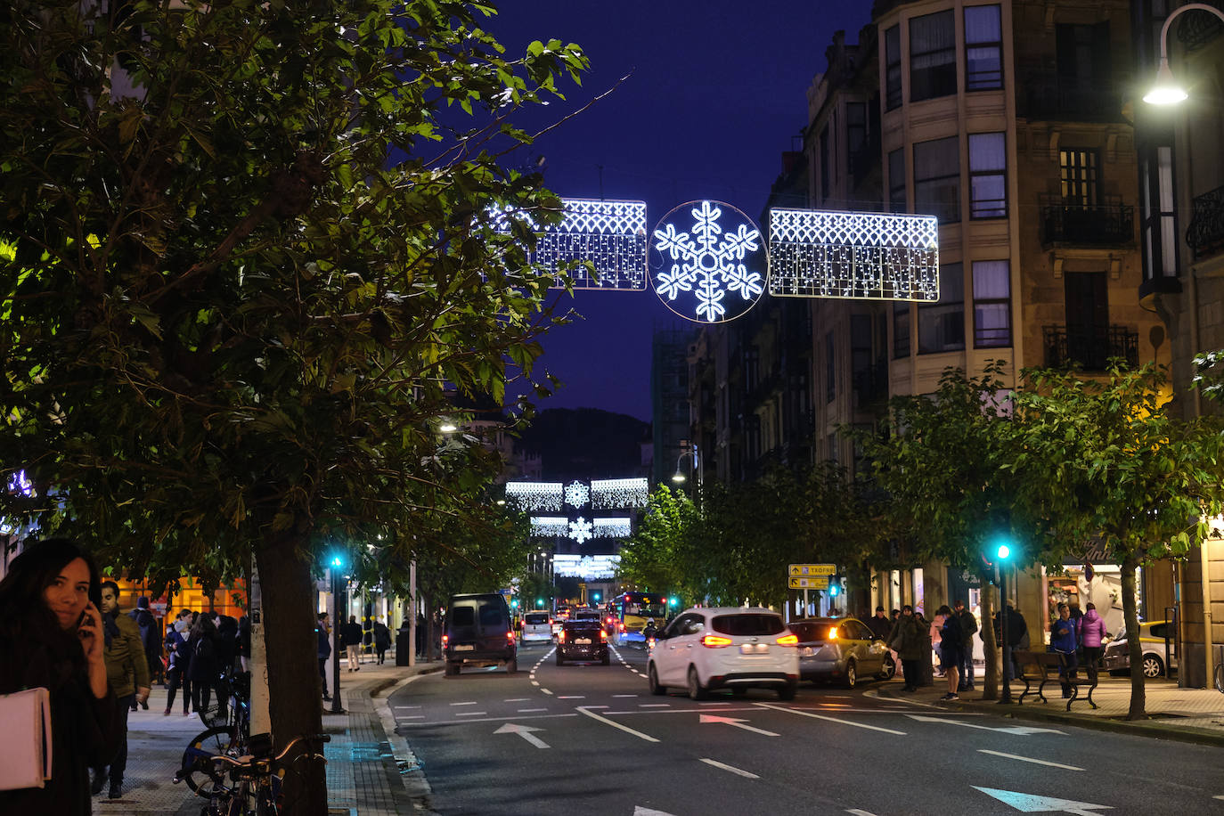 Las luces de Navidad iluminan Donostia. Por toda la ciudada hay 75 calles con más de 730 elementos, de ellos un 90% de diseños nuevos. Además, en Alderdi Eder se ha instalado un planetario de luz y sonido, una bola de diez metros de altura en la calle Easo, los árboles del Buen Pastor y el palacio de Miramar y el Mercado de Navidad. Todo ellos contribuyen a dar brillo a la ciudad.