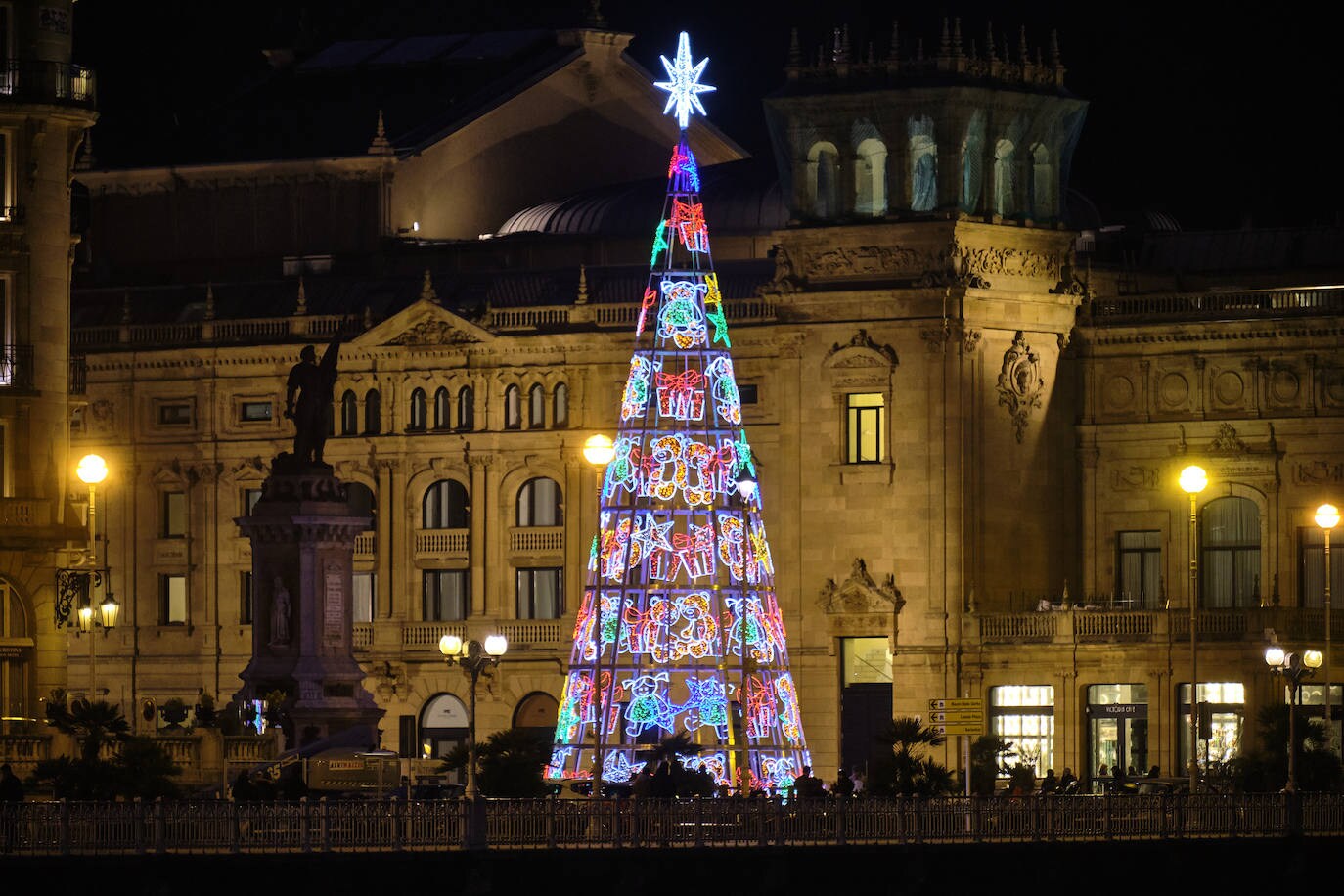 Las luces de Navidad iluminan Donostia. Por toda la ciudada hay 75 calles con más de 730 elementos, de ellos un 90% de diseños nuevos. Además, en Alderdi Eder se ha instalado un planetario de luz y sonido, una bola de diez metros de altura en la calle Easo, los árboles del Buen Pastor y el palacio de Miramar y el Mercado de Navidad. Todo ellos contribuyen a dar brillo a la ciudad.