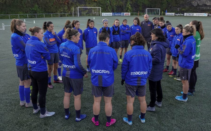 Las jugadoras de la Real Sociedad han completado en Zubieta un entrenamiento en el que han saboreado el Tambor de Oro. 