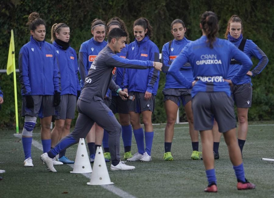 Las jugadoras de la Real Sociedad han completado en Zubieta un entrenamiento en el que han saboreado el Tambor de Oro. 