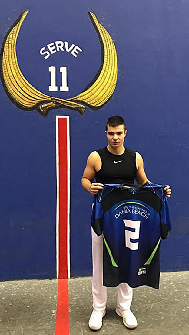 Ekaitz, uno de los aspirantes, en la presentación en el frontón Dania Jaia Alai. 