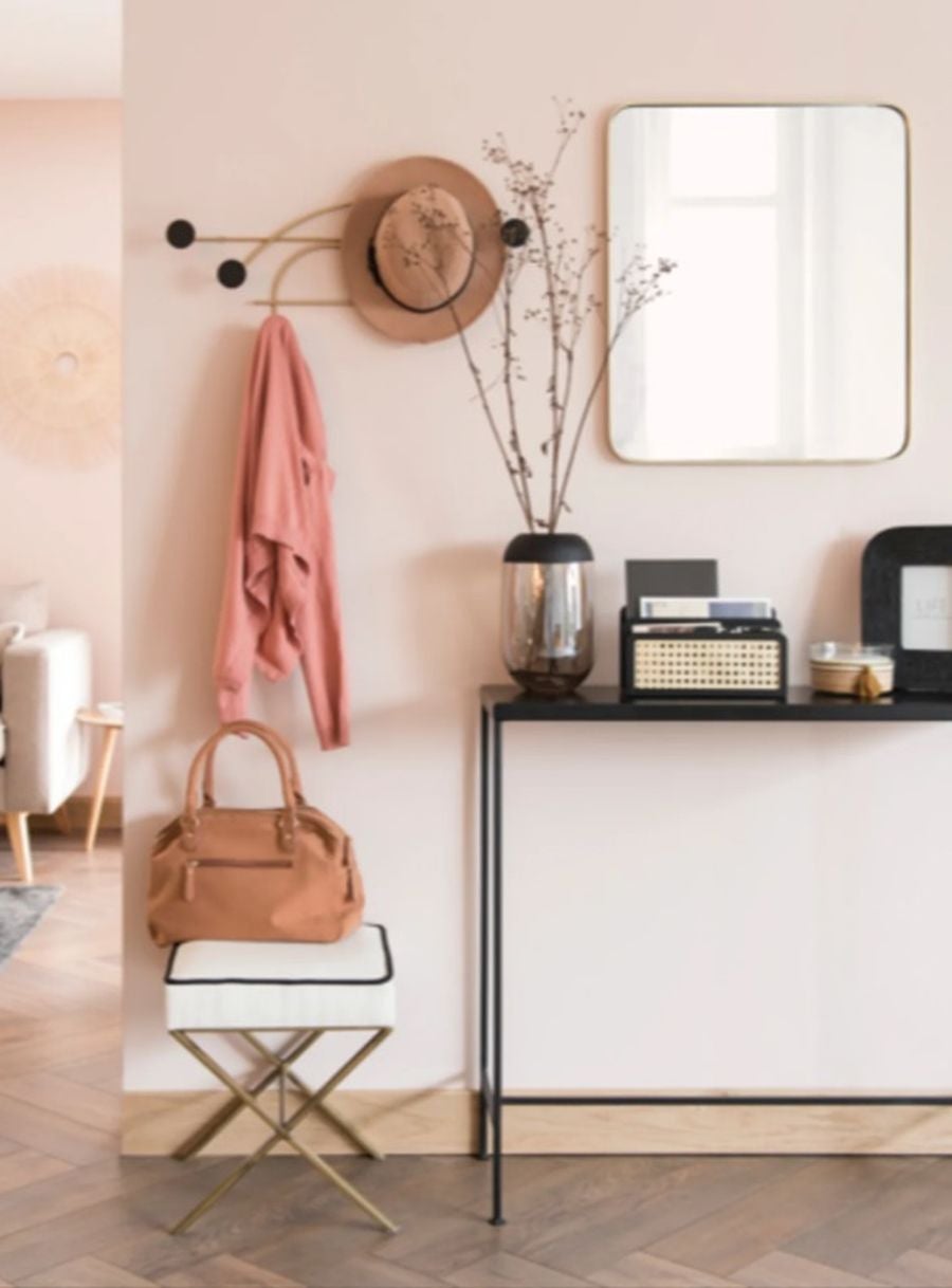 La primera impresión es la que cuenta. Los recibidores y las entradas deben ser prácticos, pero no perder a su vez el estilo y la esencia de la casa