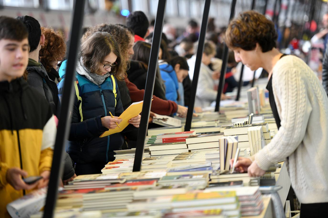 Fotos: Ikasleei zuzendutako jarduerekin hasi da 54. Durangoko Azoka