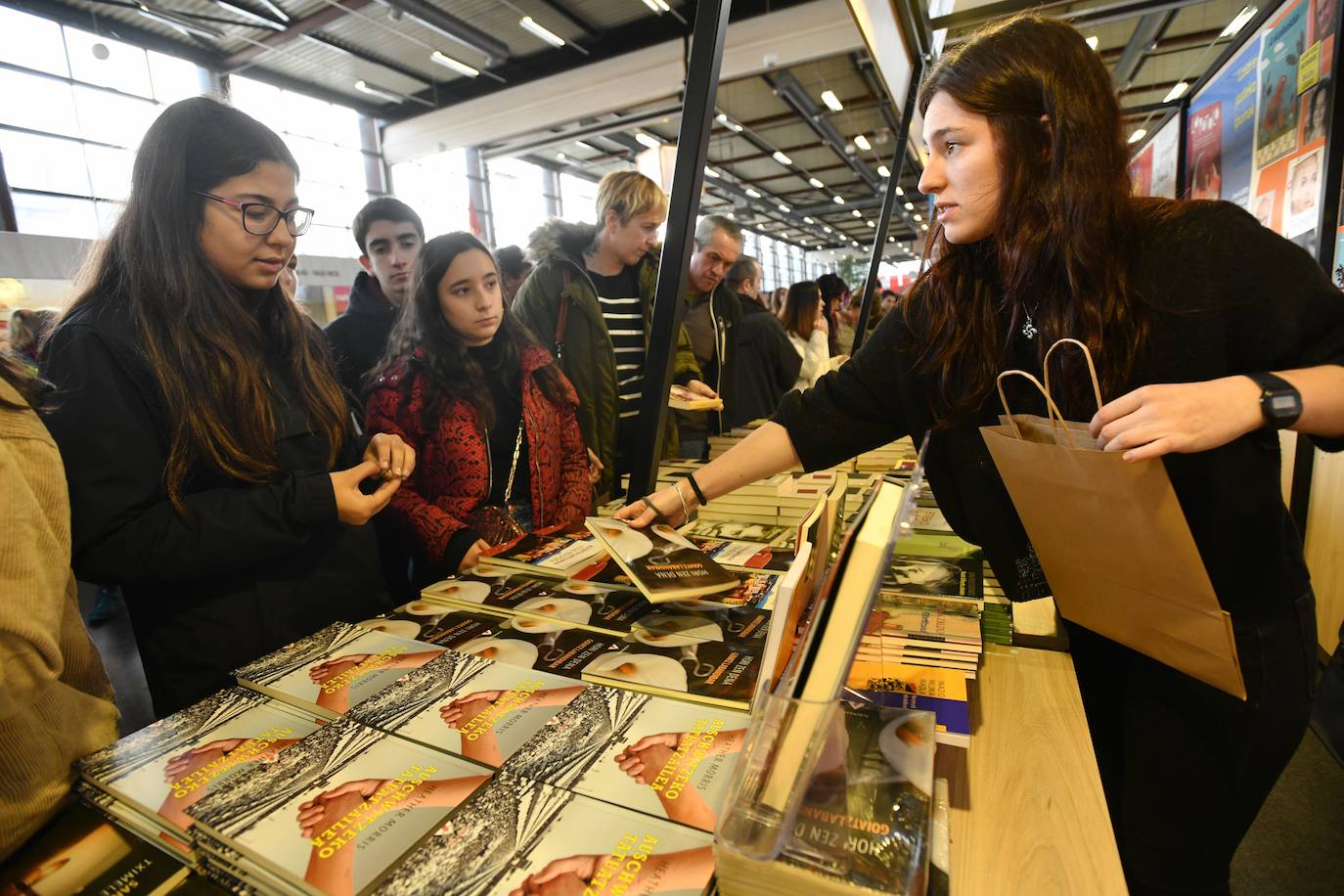 Fotos: Ikasleei zuzendutako jarduerekin hasi da 54. Durangoko Azoka