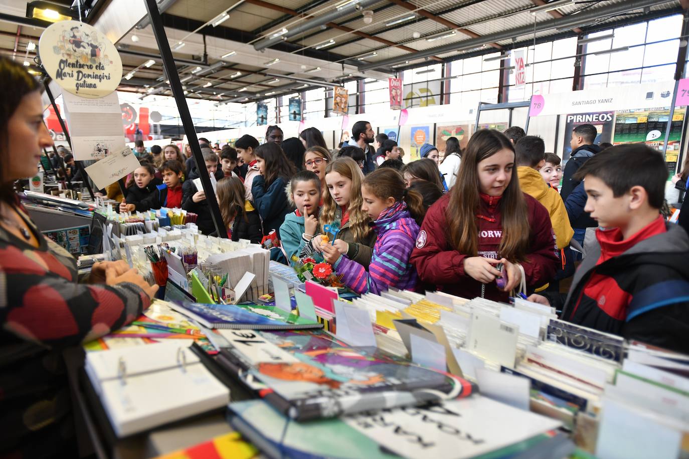Fotos: Ikasleei zuzendutako jarduerekin hasi da 54. Durangoko Azoka