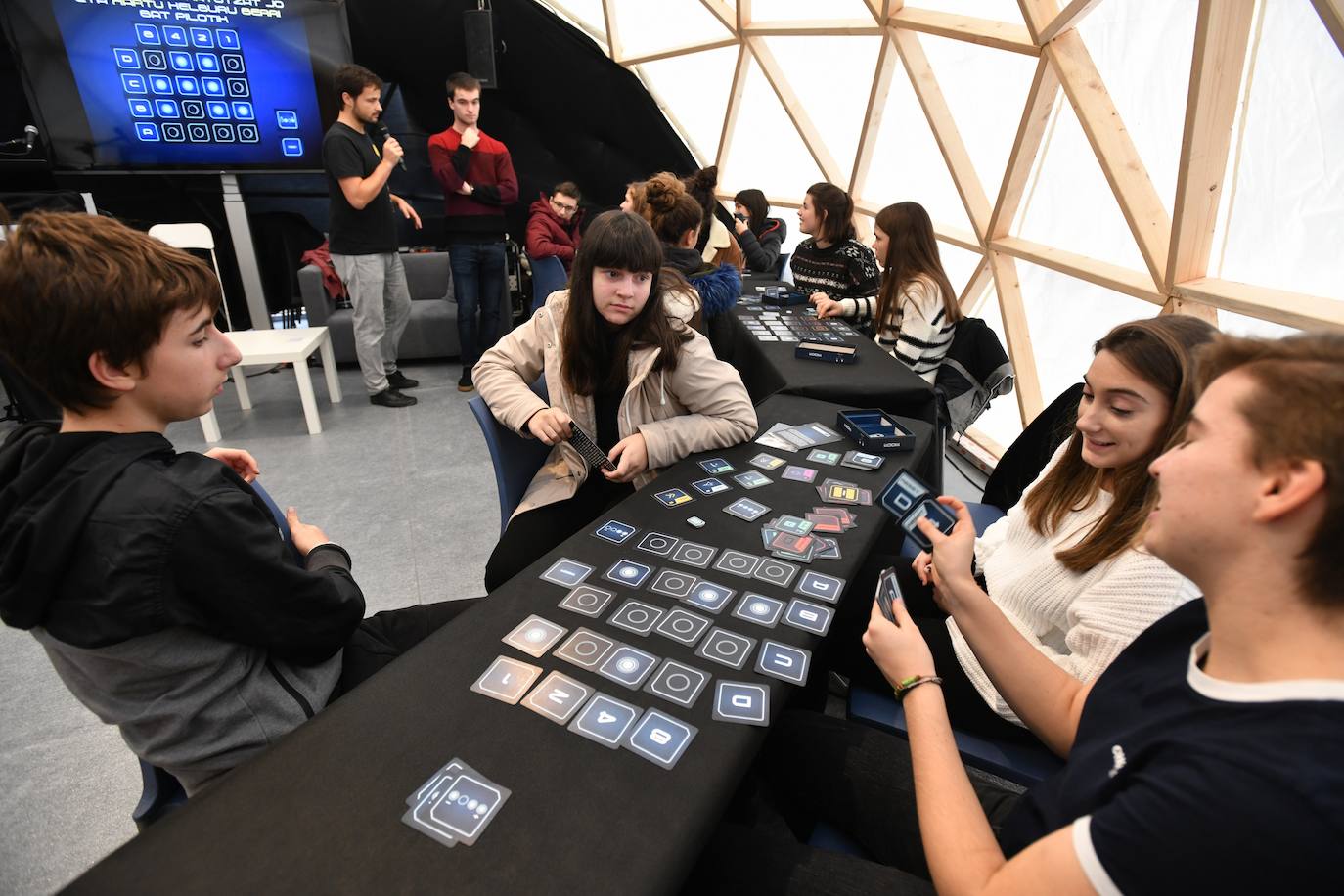 Fotos: Ikasleei zuzendutako jarduerekin hasi da 54. Durangoko Azoka