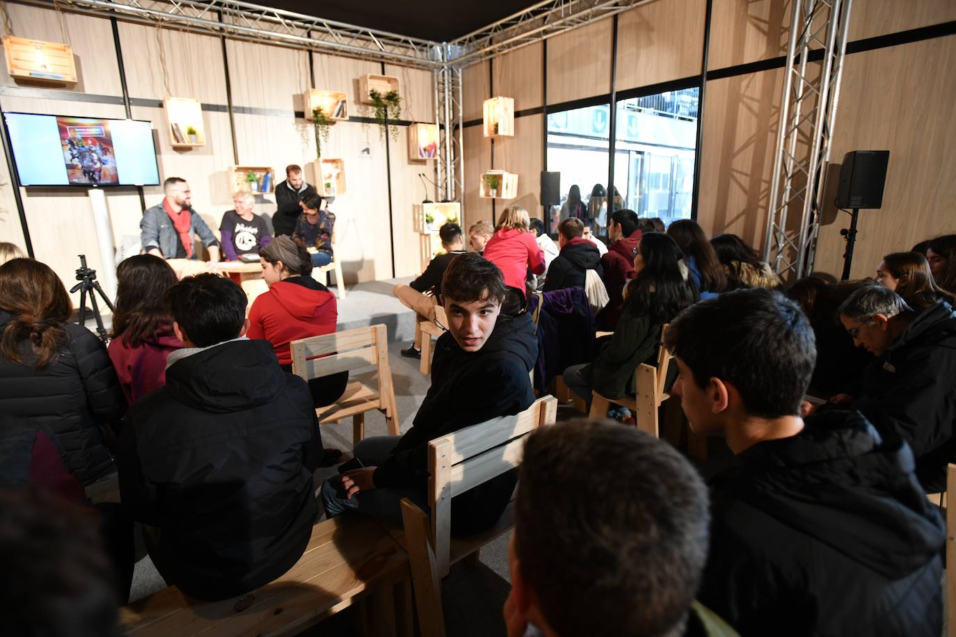 Fotos: Ikasleei zuzendutako jarduerekin hasi da 54. Durangoko Azoka