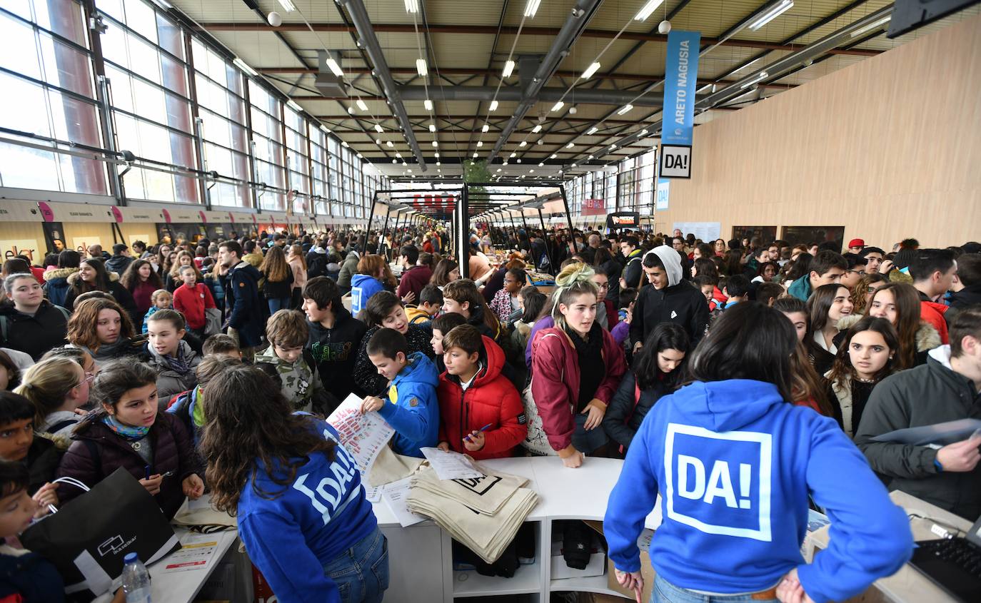 Fotos: Ikasleei zuzendutako jarduerekin hasi da 54. Durangoko Azoka