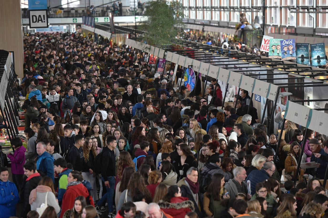Fotos: Ikasleei zuzendutako jarduerekin hasi da 54. Durangoko Azoka