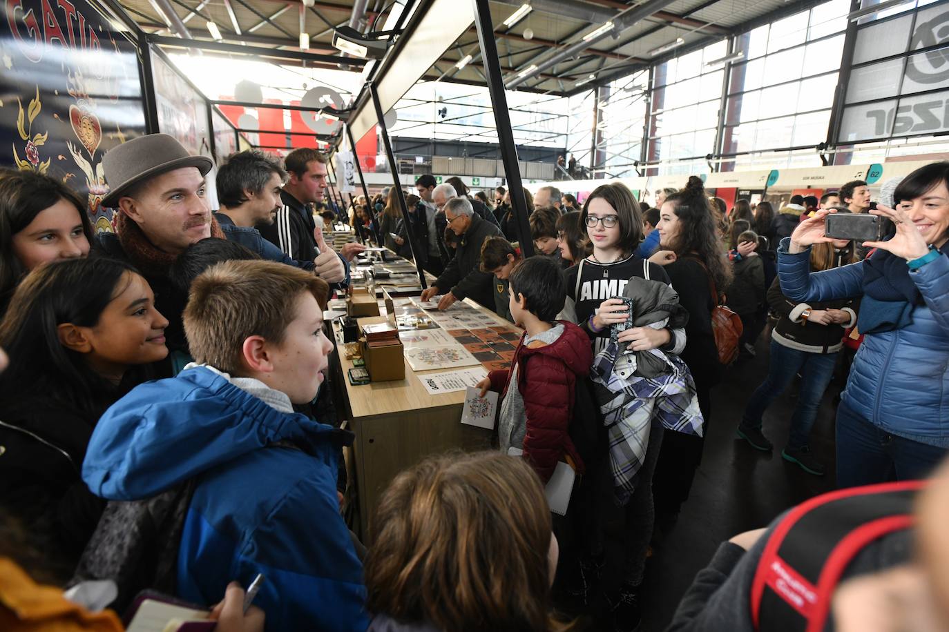 Fotos: Ikasleei zuzendutako jarduerekin hasi da 54. Durangoko Azoka