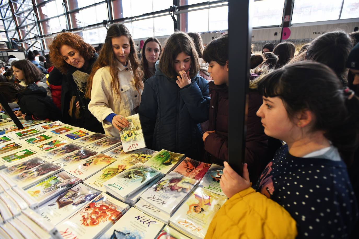 Fotos: Ikasleei zuzendutako jarduerekin hasi da 54. Durangoko Azoka