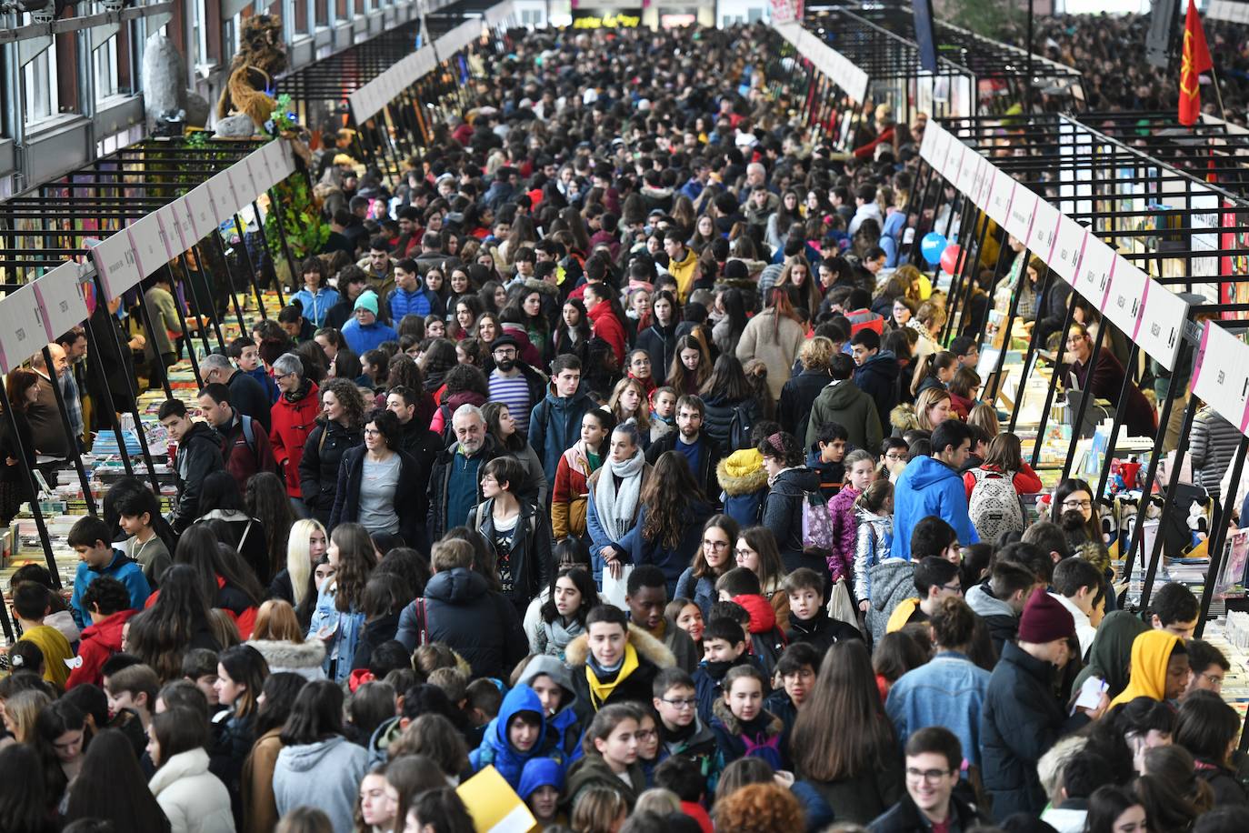 Fotos: Ikasleei zuzendutako jarduerekin hasi da 54. Durangoko Azoka