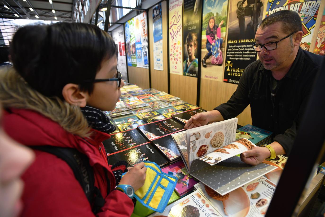 Fotos: Ikasleei zuzendutako jarduerekin hasi da 54. Durangoko Azoka