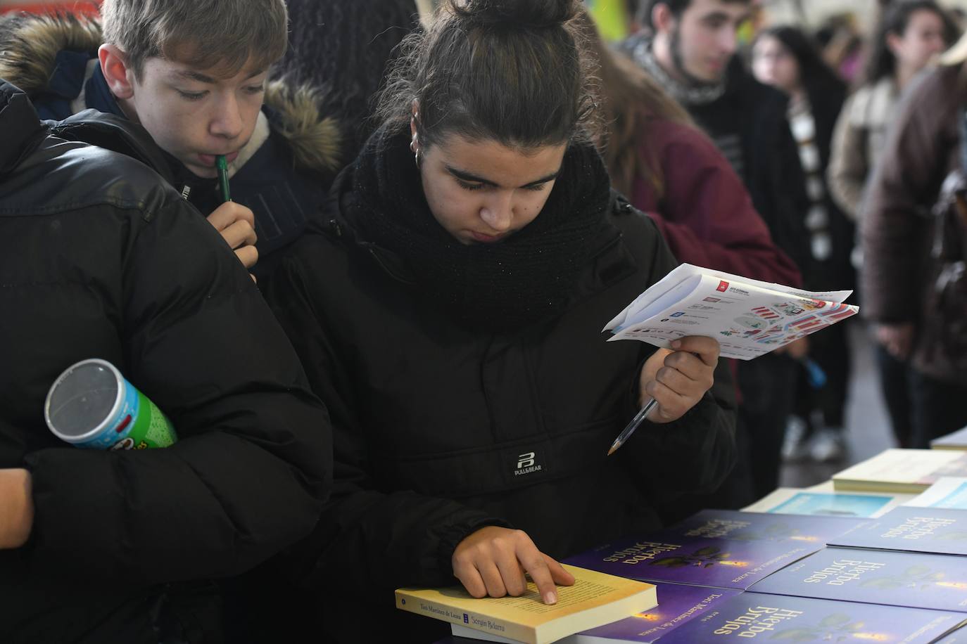 Fotos: Ikasleei zuzendutako jarduerekin hasi da 54. Durangoko Azoka